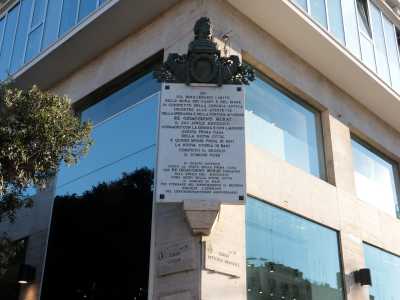 La �vita� del corso comincia con il progetto di restyling urbano voluto nel XIX secolo da re Gioacchino Murat. Fu lo stesso sovrano a porre la prima pietra ad angolo con l�odierno Corso Cavour, fondando cos� il futuro quartiere Murat. Oggi una grande targa lapidea ricorda l�avvenimento, occorso il 25 aprile 1813